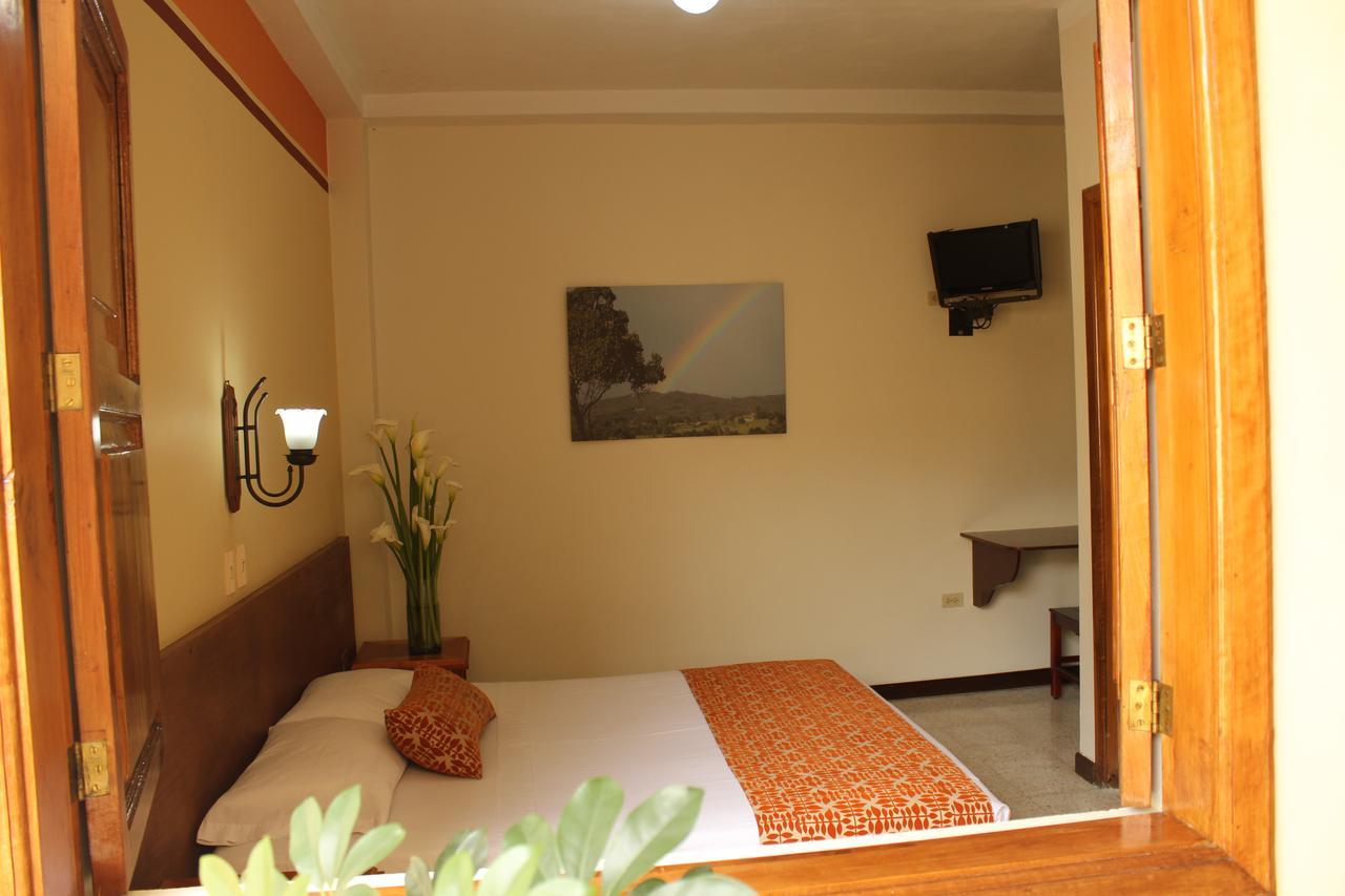 Hotel Valdivia Plaza Jardin Bagian luar foto