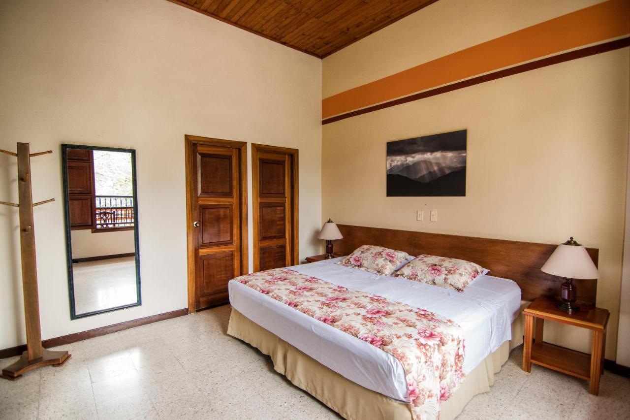 Hotel Valdivia Plaza Jardin Bagian luar foto