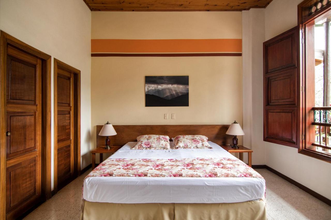 Hotel Valdivia Plaza Jardin Bagian luar foto